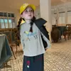 Nuevo Abrigo para Niña de Diseño Exclusivo Otoño 2026 con Volantes Decorativos, Encaje, Cuello Alto Holgado Conjunto de Otoño
