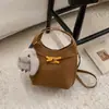 Bolso Pequeño de Mano para Mujer 2025 Invierno Nuevo Bolso de Hombro de Aspecto Elegante Retro para el Trabajo y los Viajes Diarios Bolso Cruzado Tipo Cubo
