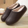 Pantuflas de algodón con cuero PU para mujer, impermeables y antideslizantes, adecuadas para usar en interiores y exteriores, uso en el hogar, pantuflas cálidas de felpa para parejas, inodoras, pantuflas de algodón de invierno para hombre