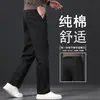 Jeans masculinos de algodão puro de alta qualidade para primavera e outono de 2026, corte reto, caimento solto, calças masculinas versáteis, calças compridas da moda e versáteis para homens de meia-idade
