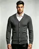 Cardigã de malha masculino de cor sólida com decote em V e corte slim, estilo europeu e americano, para outono e inverno. Uma peça de outer wear de tricô moderna e casual para homens jovens.