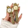 Novo Estilo Quadrado com Cravação de Diamantes Mostrador Redondo Pequeno Relógio Feminino de Três Ponteiros Movimento a Quartzo Pulseira de Aço Inoxidável Fabricante Atacadista de Relógios de Moda