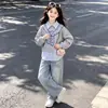 Moda Casual para Niñas Personalidad de Dibujos Animados Sudadera con Capucha Falsa de Dos Piezas Solapa Niños Medianos y Grandes Versátil Conjunto de Jeans con Estrellas Moderno