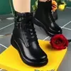 Novas Botas Femininas de Couro Macio 2026 Versátil Inverno Sapatos de Algodão com Solado Macio Botas de Cano Curto Botas de Plataforma Fashion com Solado Grosso Botas Martin Femininas