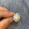 Anillo de Plata de Ley S925 con Ópalo Cabujón Geométrico Incrustado Anillo Abierto Versátil Sencillo para Mujer Anillo Flor de Hielo