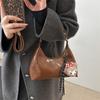 Bolsa de ombro mensageiro retrô com textura de design de nicho 2024 nova bolsa de bolinho de massa casual popular de comércio exterior com axila