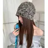 Gorro retro americano con estampado de leopardo para mujer, sombrero transpirable estilo punk para clima frío, gorro holgado estilo páramo de principios de otoño que hace que la cara parezca más pequeña y moderno