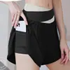 Conjunto esportivo de colete à prova de choque em cor contrastante, shorts de cintura alta de camada dupla, secagem rápida e respirável para corrida matinal, treino de Pilates e fitness de verão