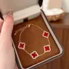 Pulsera Exquisita, Lujo Ligero, Gama Alta, Moderna, Sencilla, Flor de Cuatro Hojas con Circonitas Microincrustadas, Diseño de Nicho, Joyería de Mano Personalizada para Mujeres
