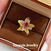 Anillo de flor de corindón rojo estilo diosa de lujo de alta gama, incrustado con diamantes, diseño de pétalos vintage de alta resistencia, anillo único y lujoso