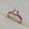 Mano derecha esperando el anillo de imitación de diamantes de Chihiro de 1 quilate, estilo europeo y americano, oro rosa, anillo de circón colorido para mujer