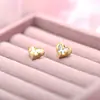 Aretes Vintage Mariposa Corazón Dorado Mate con Incrustación de Concha Blanca Natural, Pequeños y Delicados, Sensación de Alta Gama, Aretes Versátiles y Únicos