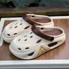 2025 Nuevos Zapatos de Agujeros de Punta Cerrada para Hombre Verano Suaves Elásticos Suela Gruesa Ropa de Exterior Resistentes al Desgaste Hogar Antideslizantes Sandalias de Playa para Hombre