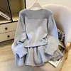 Suéter de tricô cinza para mulheres, novo estilo de início de outono 2026, tamanho plus size, comprimento médio, cobre os quadris, blusa de base