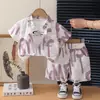 Conjunto de Verano de Manga Corta para Niños Niños Ropa de Verano para Bebés Estampado Completo Letras Grandes Graffiti Conjunto de Tres Piezas Ropa para Niños Pequeños Moderno