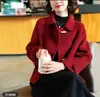 Nuevo abrigo de lana de solapa de corte holgado de alta gama combinado con pantalones casuales de pierna ancha, un nuevo atuendo adelgazante para mujer de otoño e invierno