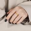 Anillo de acero de titanio chapado en oro con diseño de trigo dorado de estilo coreano para mujer, con un distintivo diseño de nicho.
