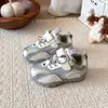 Tênis Infantis Femininos Desenho Gatinho KT, Nova Coleção Outono, Sola Macia, Antiderrapante, com Fechamento em Velcro e Cabedal de Couro, Calçados Casuais para Crianças