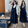 Vestido de maternidad para primavera y otoño, estilo nuevo con conjunto de falda con tirantes de mezclilla y camisa con cuello polo, con un lazo en la espalda y una falda larga que estiliza.