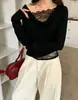 Foto real de camiseta de manga larga ajustada de diseño irregular con empalme de encaje fuera del hombro, moda estilo coreano