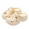 Sapatos femininos de sola grossa e com furos, novo estilo de sandálias de praia antiderrapantes com bico alto para mulheres, verão 2024