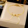 Pulsera de joyería de moda dorada ins para combinar con todo, pulsera de acero de titanio simple de lujo ligero, trébol de cuatro hojas para mujer, transfronteriza