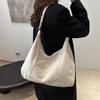 Bolso de hombro estilo japonés elegante de color sólido, nuevo bolso de mano estilo coreano de invierno 2024, estilo retro informal, para axilas.