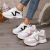Zapatos deportivos casuales para mujer de talla grande transfronterizos 2026, zapatos casuales deportivos para mujer de cintura delgada en stock
