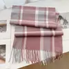 Bufanda de Imitación Cachemir Otoño e Invierno Clásico Británico con Borlas Bufanda de Cuadros Khaki Blanco y Negro Ambiente de Pareja Todo Fósforo
