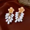 Pendientes de Flor Plegada con Borla de Perla y Circonita Cúbica de Aguja Plateada Pendientes de Botón de Lujo Ligero Vintage Joyería de Oreja Elegante de Moda