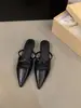 Mules Fechadas Estilo Francês Retrô para Mulheres, Uso Externo, Novos Sapatos Slip-On Bico Fino de Verão 2025, Sandálias Baixas
