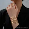 Design Metálico Folha Oca Pulseira Aberta Anel Conjunto de Joias Joias de Alto Padrão para Mulheres com Toque Artístico