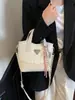 Bolsa pequena popular e moderna para mulheres, bolsa transversal casual versátil nova para o verão de 2026, bolsa de mão estilo coreano tipo balde