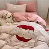 Juego de cuatro piezas de tela cepillada 100% algodón, diseño de patchwork bordado, diseño de manzana pequeña, sábana bajera de algodón puro, ropa de cama tamaño individual para dormitorios estudiantiles