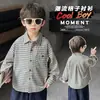 Camisa xadrez infantil de primavera 2026 novo estilo para meninos primavera e outono casual gola lapela jaqueta fina para meninos pequenos