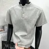 Camisa Polo de Manga Curta Estilo Americano com Gola Henry para Homem, Camiseta Desconstruída Patchwork de Manga Curta para o Verão, Cleanfit de Meia Manga, Recomendação Transfronteiriça