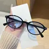 Nuevas Gafas de Sol de Moda Estilo Coreano con Montura Ovalada y Tachuelas Metálicas, Versátiles de Moda Unisex, Gafas Retro Ojo de Gato al por Mayor