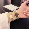Nuevo Trébol de Cuatro Hojas Esfera Estrellada Full Diamante Moda Correa de Cuero para Mujer Reloj de Cuarzo de Tres Agujas Correa de Acero Reloj Venta al por Mayor