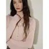 Lofi eligió un elegante suéter de punto con diseño de cuello Henley, una nueva colección de otoño que presenta un top sencillo, elegante y de corte ajustado que es fácil de combinar con varios atuendos
