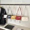 Bolsa de Ombro Retrô Europeia e Americana para Mulheres 2025 Nova Moda Borboleta Pequena Quadrada Versátil Bolsa de Ombro Transversal para Mulheres