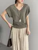 Tão emagrecedor! Camiseta feminina de verão estilo coreano com cintura marcada plissada, decote V, mangas curtas e mangas morcego, slim fit E2805