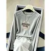 Elegante camiseta de manga larga con estampado de espina de pez para mujer, colección de principios de otoño 2026, favorecedor y elegante color gris, versátil diseño de cuello redondo
