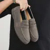 Sapatos Doudou Masculino Slip-On Mocassins Preguiçosos Sapatos Casuais de Couro Masculino Respiráveis Verão 2025 Cor Dopamina Masculino
