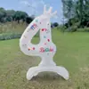 Diseño de escena de cumpleaños Globo digital de corona Accesorios de fotografía para exteriores Globo digital blanco de 32 pulgadas de pie