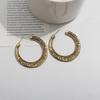 Aretes grandes retro exagerados europeos y americanos, temperamento simple, populares, geométricos, de aleación, patrón tibetano tallado, aretes tipo botón en forma de C para mujer