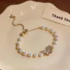 Pingente de Borboleta com Zircônia Banhado a Ouro Real 18K Pulseira de Pérolas Design de Nicho Versátil Exquisite Joia de Mão para Mulheres