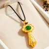 Colgante Ruyi Dorado Estilo Chino Tradicional Incrustado con Ágata Roja, Calcedonia Verde y Monedas de Cobre, Collar Ruyi Auspicioso, Colgante Vintage para Mujer