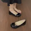 Sapatos Mary Jane de bico fino, feitos de couro macio, nova coleção outono 2026 feminina, leves, de sola reta, doces e estilosos, sapatos slip-on fáceis de calçar