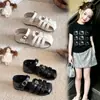 Sandalias Cerradas para Niñas Suela Suave Hueca Zapatos Romanos Estilo Verano 2026 Zapatos Infantiles Sandalias de Princesa para Niñas Pequeñas