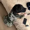 Roupa de Primavera para Meninos 2026 Nova Estilosa Infantil Estampa de Letras Camuflagem Manga Longa e Calça Larga para Bebês